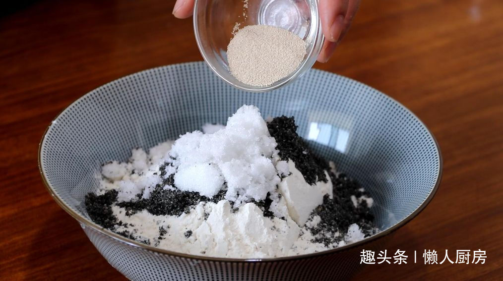  做法|这是刀切馒头的做法，不需要二次醒发，加上黑芝麻，香味更浓