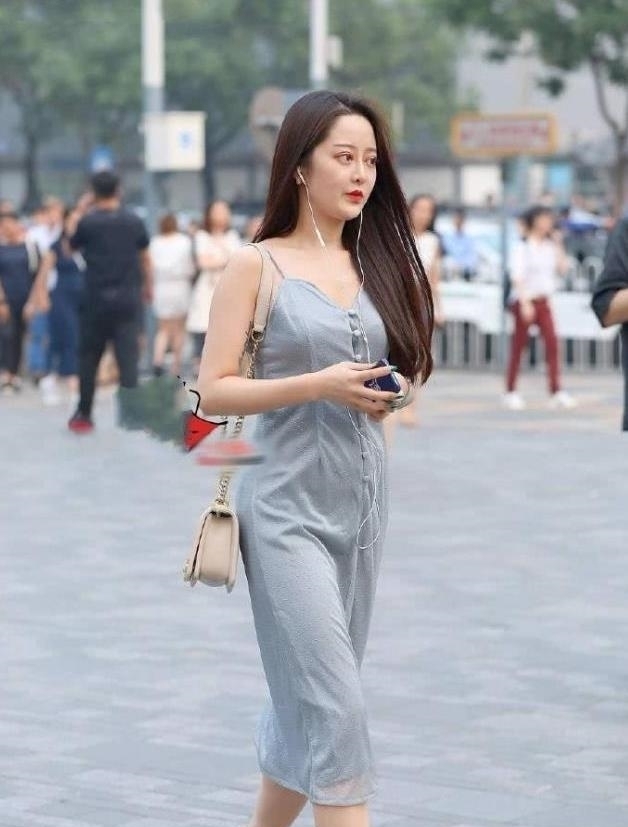  身材|美女街拍身材曼妙的小姐姐，紧身裙的穿搭，美得更青春