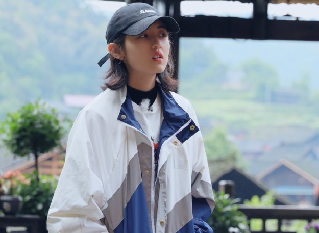  画风|《向往4》更新宣传片，张子枫扛梯子飞奔，蘑菇屋画风跑偏太沙雕