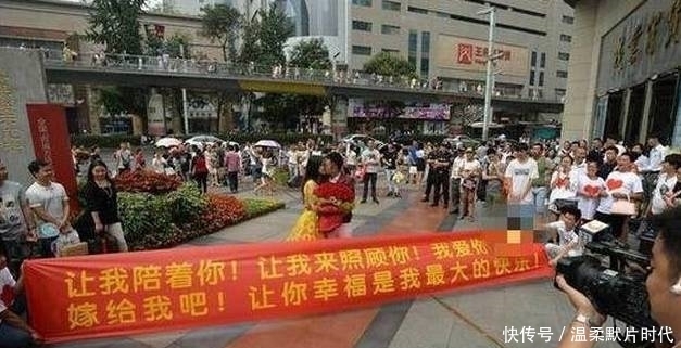 警察|男女街头求婚，引众人围观，不料警察冲了过来，一点面子都不给