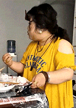 做饭|搞笑GIF:孩子,你家的大人呢?怎么这么小就开始做饭了!