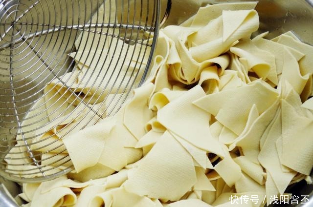 吃辣|怕吃辣还馋尖椒干豆腐,教你这样做,溜干豆腐软嫩香,夹起颤巍巍