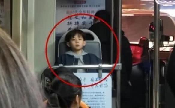 公交|“高颜值”小男孩坐公交被偷拍，网友看后直呼阿姨等你长大