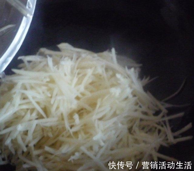 土豆丝|土豆丝卷饼，柔软劲道，凉了也不硬，早餐别出去买了
