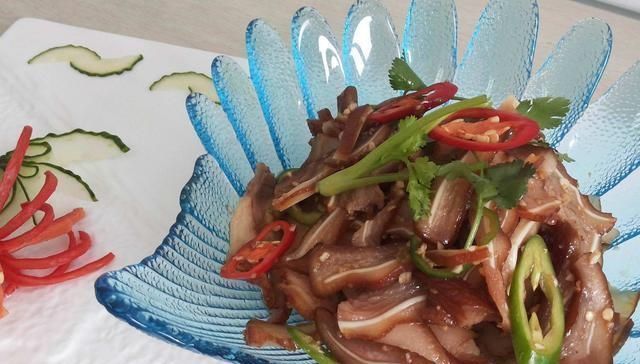 做法|猪耳朵这样做,吃着很香很过瘾,美味下饭还解馋,全家人抢着吃