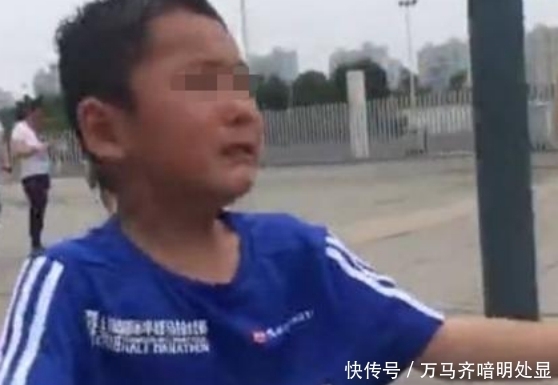  委屈|11男孩上学帮轮椅老人过马路，遭家属索赔17.8万，孩子委屈大哭