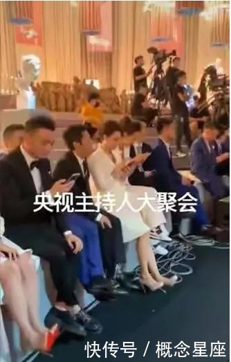 肚子|央视主持人幕后都在刷手机！董卿肚子圆滚滚，撒贝宁困了，李思思脱鞋玩