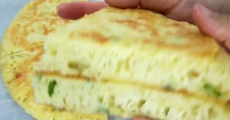  好吃|分享发面大饼的好吃做法，外皮酥脆，蛋香十足，老人孩子都爱吃