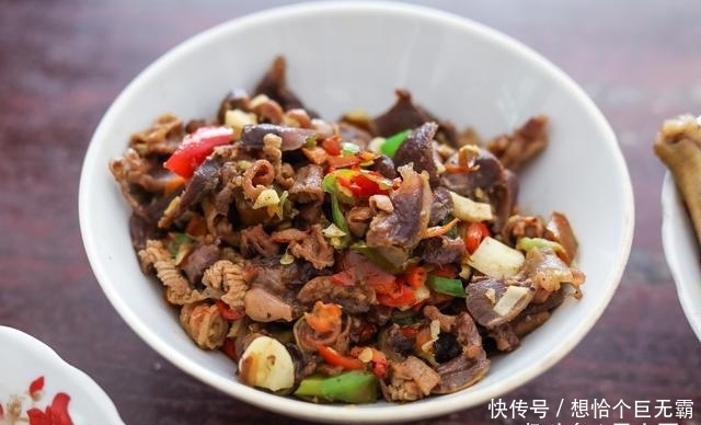 二伯母|亲戚来陪二伯过生日,二伯母做了9个菜招待,网友:朴实的农家菜