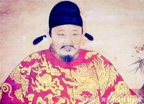  百姓|将军打胜仗归来，全城百姓出城迎接，他挥着手笑着