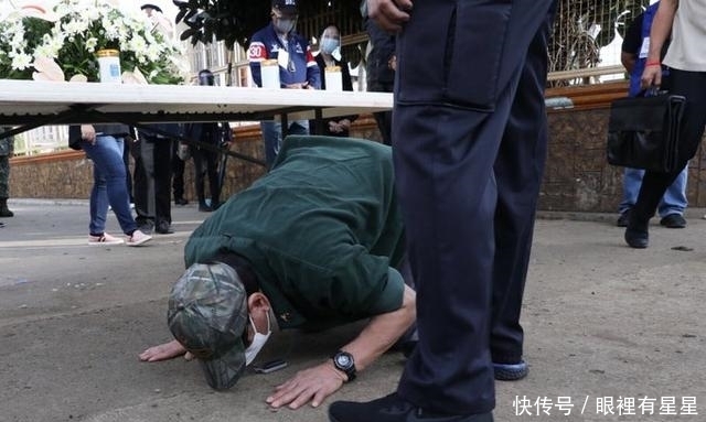 一向|一向强硬的杜特尔特,罕见当众下跪,但这一跪赢得所有人的尊敬