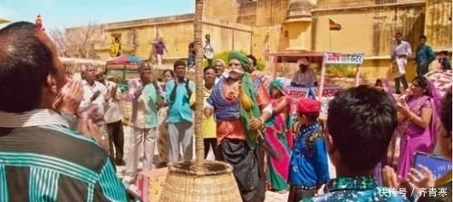 印度|印度的“通天绳”是怎么回事?绳子笔直升入空中,小孩还能爬上去