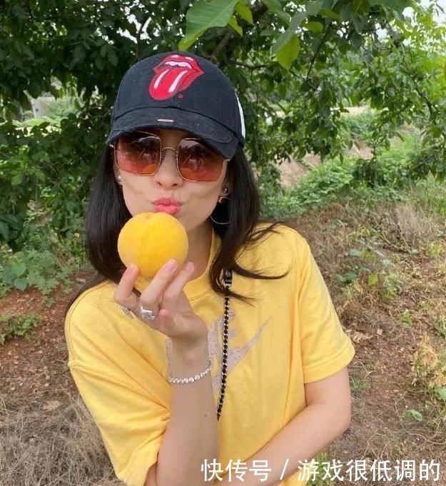 章子怡|章子怡最新全家福!15岁继女长成家里最美,穿得个性却没醒醒精致