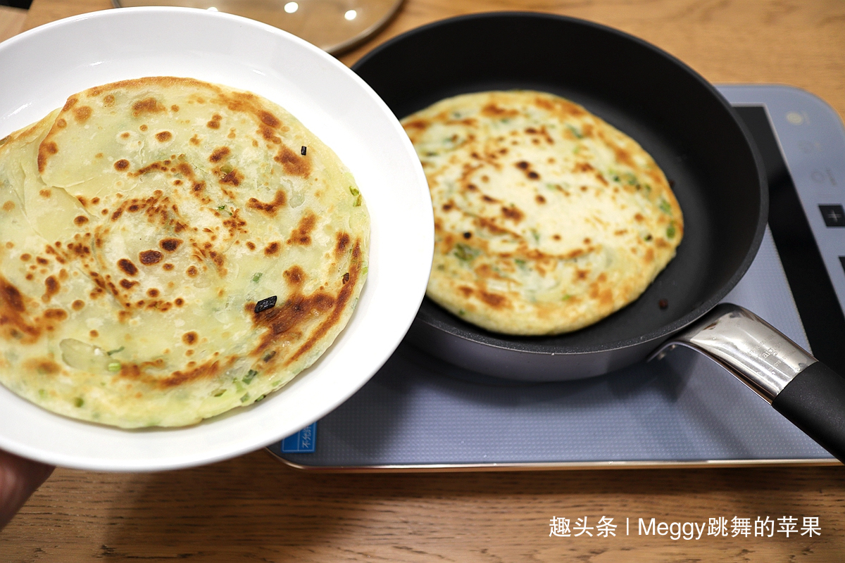 中筋面粉|别争了!外酥里嫩的葱花饼,凉水还是热水揉面跟我学,全会了