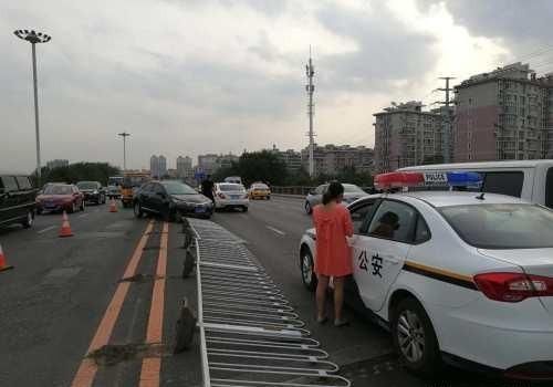  护栏|清晨司机疲劳驾驶，轿车失控撞倒百米护栏