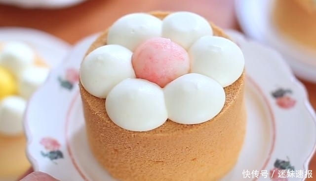 绵软|爆浆花朵小蛋糕:做法简单,绵软香甜,看着就想吃,孩子超喜欢