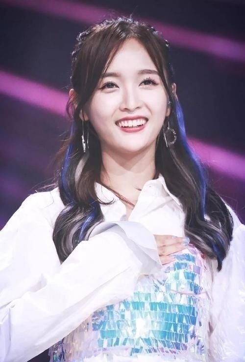 尴尬|吴宣仪曝幼时被车撞飞,遭人质疑场面尴尬,但类似遭遇王一博也有