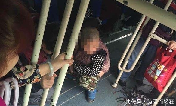拉屎|六岁孩子在公交车上拉屎,被全车人怒骂。母亲一句话所有人沉默…