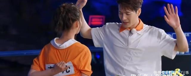 领口|李沁发现领口太大,被男嘉宾围着时救场方式堪比教科书,难怪会火