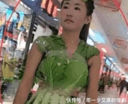 女子|奇葩女子穿着白菜去逛街,路人都傻眼了,女子神言论引起公愤!