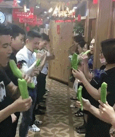 GIF|搞笑GIF:跟着这妹子二里地了,我该怎么上前打招呼呢