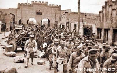  架飞机|西北王马步芳究竟有多少财富? 逃跑时黄金装了3架飞机, 还有一驾被压垮