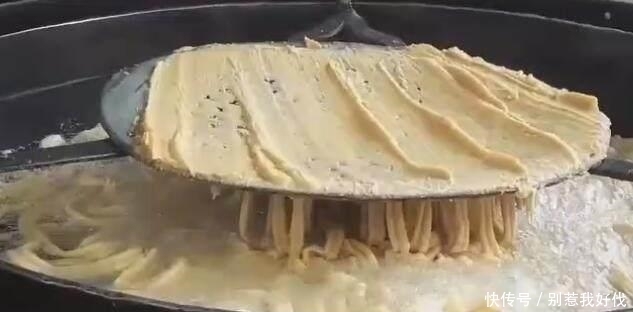 小吃|男子街边卖这“奇葩”小吃, 油锅上揉面, 路过的人都看呆!