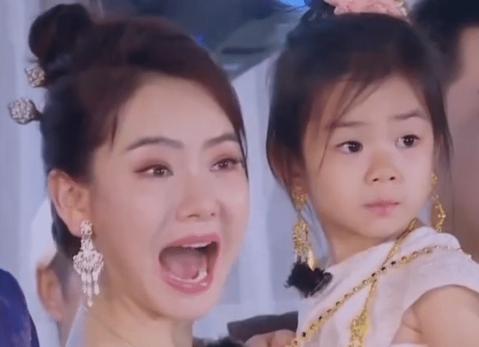 妈妈|李乐祺到底多像妈妈戚薇镜头特写母女脸蛋,全明白了