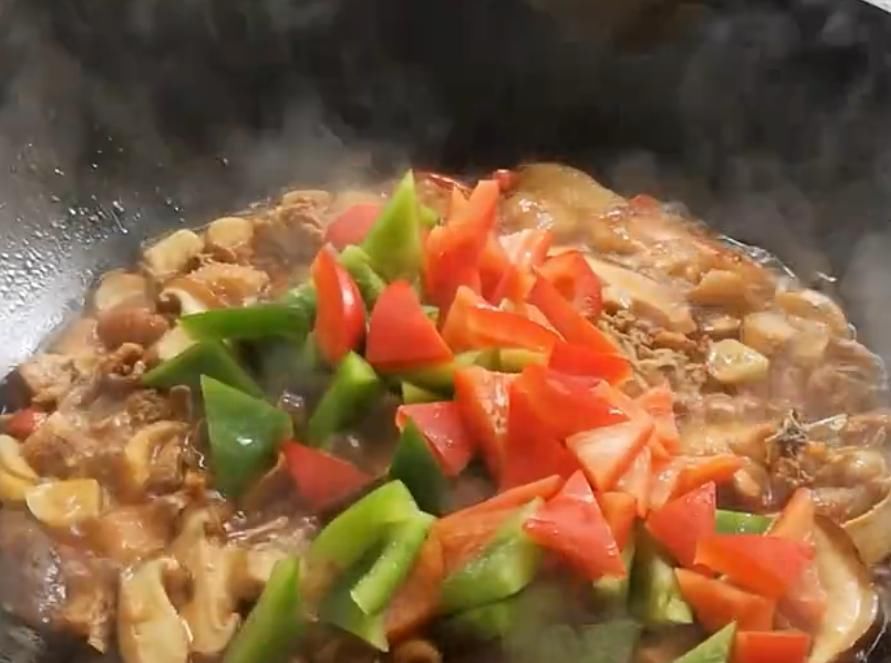 经典|鸡肉的经典做法,香辣美味,一盘鸡肉搭配两碗米饭,真过硬