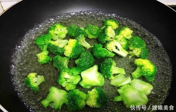  头发|女人常吃这种“碱性食物”不但嘴巴不臭，头发乌黑，连皮肤也变嫩