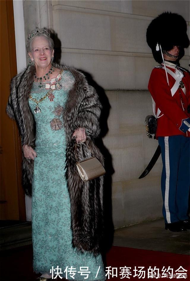 女王|丹麦女王迎来80岁生日!一袭紫裙太优雅,儿孙变保镖守护女王