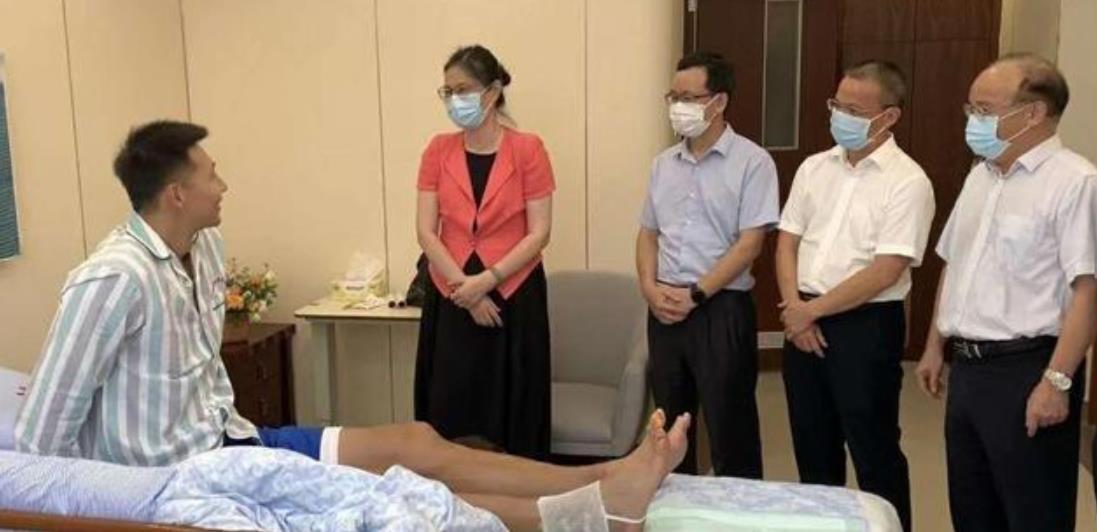 易建联|易建联近况曝光!姚明举动再引热议,球迷:像是在喝娃哈哈