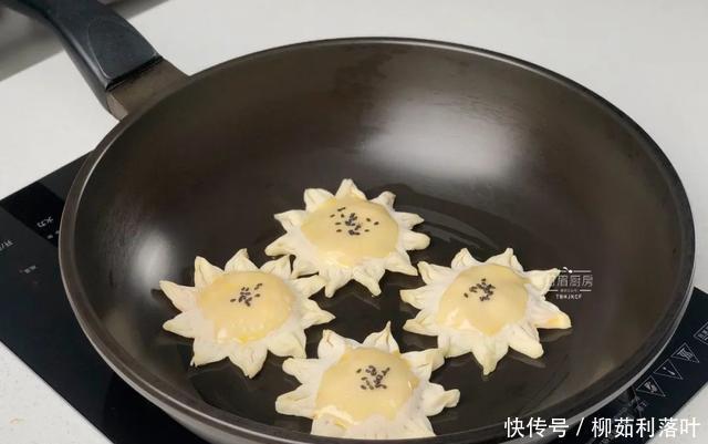 饺子皮|一个红薯,几张饺子皮,这样做香酥可口能拉丝,孩子超爱吃!