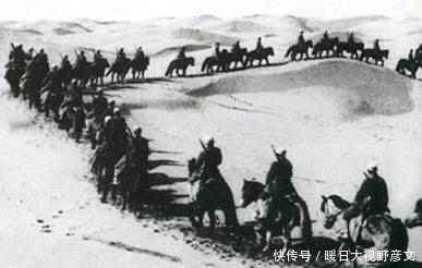 架飞机|西北王马步芳究竟有多少财富? 逃跑时黄金装了3架飞机, 还有一驾被压垮