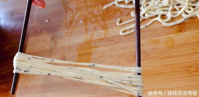 详细|想吃馓子不用买,教你详细做法和比例,咸香酥脆,小时候的味道