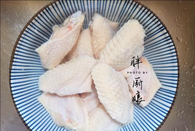 色泽|可乐鸡翅这样做才好吃,色泽红亮,骨头一滑就脱,鲜嫩入味
