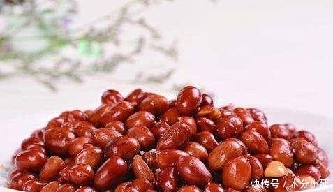 把花生|油炸花生米总是黑暗的?锅里加点,香脆不腻!