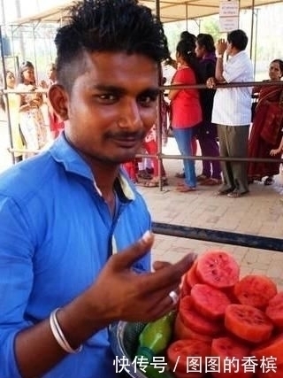 西瓜|印度小哥拖了一车西瓜片出来卖,走近一看,强迫症看了大呼过瘾