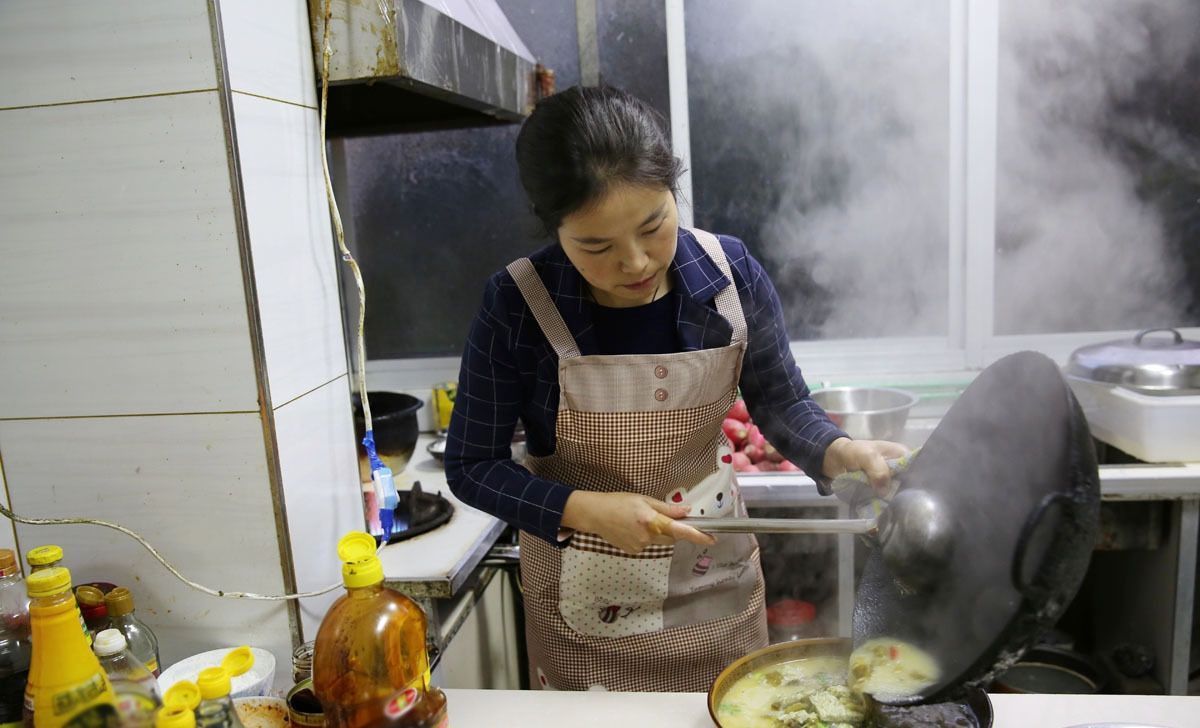 小镇|85后美女厨娘，选食材很挑剔，小镇上的人都爱吃她做的家常菜