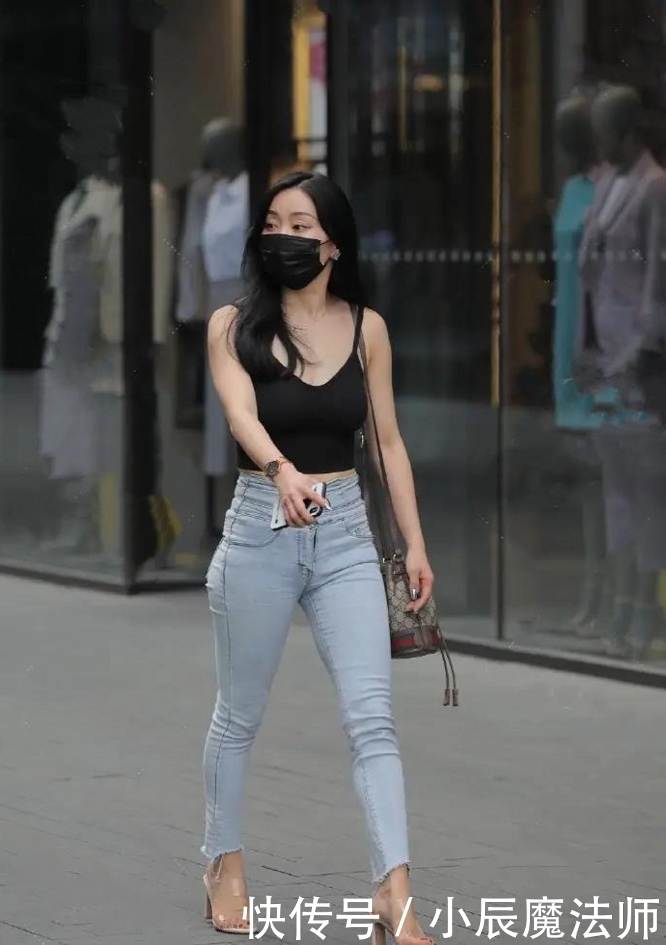 古典|路人街拍,裙子的领口采用旗袍的风格,有种回归古典的感觉