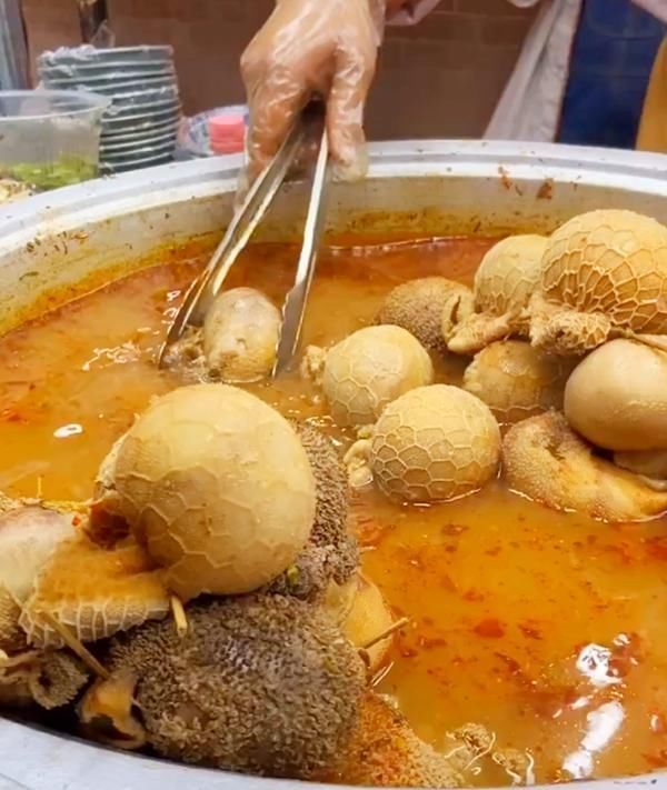 小吃|大爷校街头卖“它”,10元一个圆球球,每天限量5锅,2小时全卖光