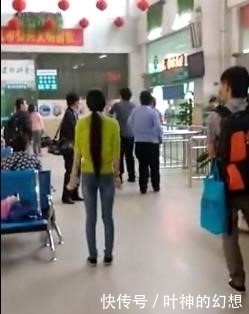 占便宜|女子车站被人占便宜，男友挺身而出，多次被打倒仍站起来，真爷们