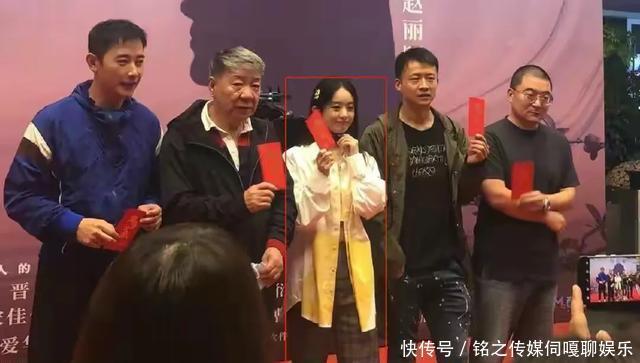 认不出|赵丽颖罗晋亮相新剧开机仪式！颖宝造型像小孩肤色黝黑变黑妞，罗晋黝黑认不出