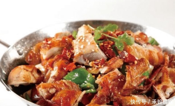 喜欢吃|外国人到中国品尝美食,看见中国厨师的做菜方式,表示:真复杂!