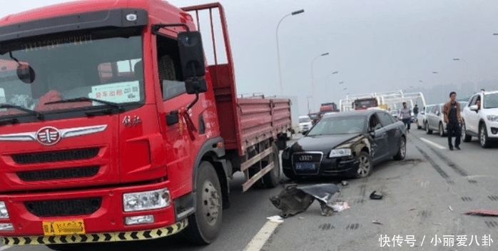  小车|9辆大货车连环相撞，致18两车受损，一辆小车被挤压变形