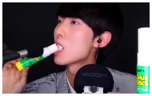 上课偷吃|学生敢“肆无忌惮”偷吃的零食,认出了巧克力糖,却被固体胶骗了