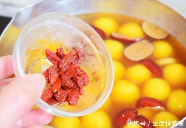 食材|女人贫血喝这汤,比吃阿胶强,隔天喝一碗,气血足了,越喝越漂亮