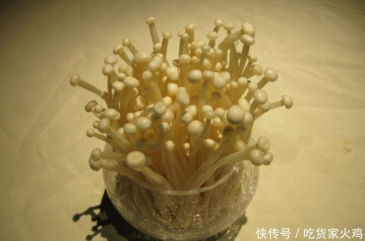 放在|买回来的金针菇根别扔,放在水里,还能长出好几捆!