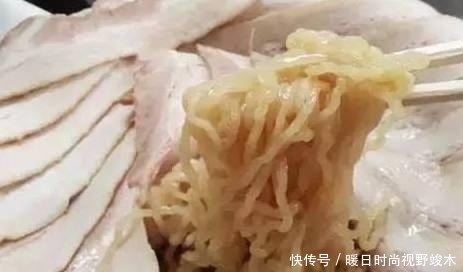 朋友|朋友请吃饭,4个人就点2碗面条,觉得他抠门,面条上桌后尴尬了