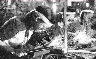 疯狂|二战老照片:战争时期日本女人比男人更疯狂,持枪上战场